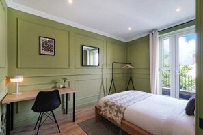 2 bedrooms, laptop workspace, iron/ironing board, bed sheets