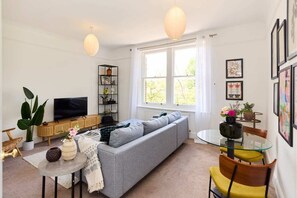 Departamento (1 Bedroom) | Área de sala de estar | Smart TV de 37 pulgadas con canales por cable y televisión