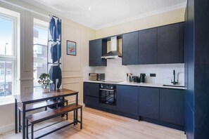Apartment (2 Bedrooms) | Eigene Küche | Mikrowelle, Ofen, Geschirrspüler