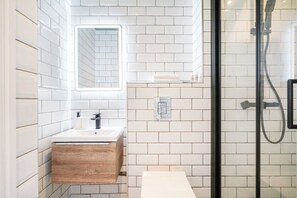 Hair dryer - The Balham Flat - Lovely Studio Type Flat (London)