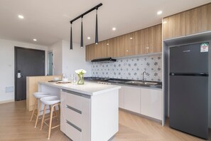 Appartamento Standard, balcone, vista città | Cucina privata | Microonde, forno, tostapane, pentole/stoviglie/utensili