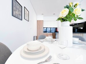 Apartment (1 Bedroom) | In-room dining - Stylish One-bedroom Getaway in Business Bay (Dubai)