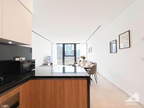Apartment (1 Bedroom) | Private kitchen | Fridge, microwave, oven, stovetop - Stylish One-bedroom Getaway in Business Bay (Dubai)