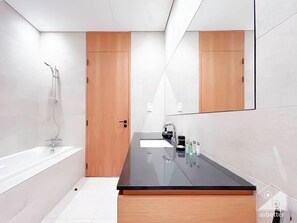 Apartment (1 Bedroom) | Bathroom amenities - Stylish One-bedroom Getaway in Business Bay (Dubai)