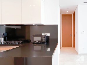 Apartment (1 Bedroom) | Private kitchen | Fridge, microwave, oven, stovetop - Stylish One-bedroom Getaway in Business Bay (Dubai)