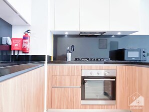 Private kitchen - Stylish One-bedroom Getaway in Business Bay (Dubai)
