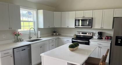 Cozy home with Mountain Views! Pet friendly!