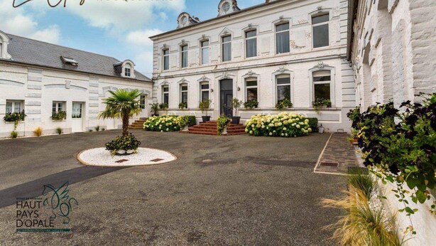 A historic building with a symmetrical facade, a central entrance with steps, and a gravel courtyard with potted plants. - 2 Bedroom Bed & breakfast in Hucqueliers (Hucqueliers)