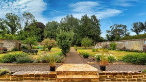 A garden pathway leading to a seating area with stone steps and a rustic stone wall. - 2 Bedroom Bed & breakfast in Hucqueliers (Hucqueliers)