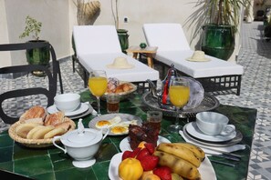 Free daily continental breakfast  - Riad Banatti (Marrakech)