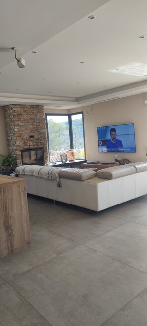 Téléviseur connecté, foyer