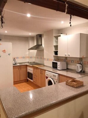 Kjøleskap, mikrobølgeovn, ovn og kokeplater