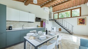 Kühlschrank, Ofen, Geschirrspüler, Kochgeschirr/Geschirr/Besteck