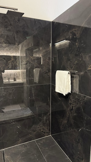 Shower, hair dryer, towels, toilet paper - Exklusives Apartment - zu Fuß ins Zentrum (München)