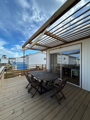 Outdoor dining - Chalet Avec Clim Proche de la Plage 3 Chambres (Gruissan)