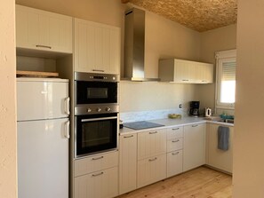 冷蔵庫、電子レンジ、オーブン、コンロ