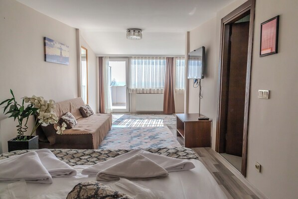 Standard-huone, parveke, merinäköala | Tallelokero huoneessa, äänieristys, silitysrauta/-lauta, ilmainen Wi-Fi