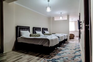 Estudio familiar, vistas parciales al mar | Caja fuerte, sistema de insonorización, tabla de planchar con plancha