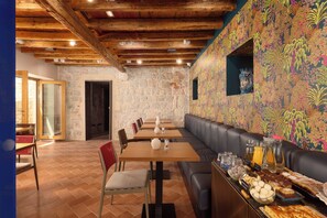 Dagelijks ontbijtbuffet inbegrepen