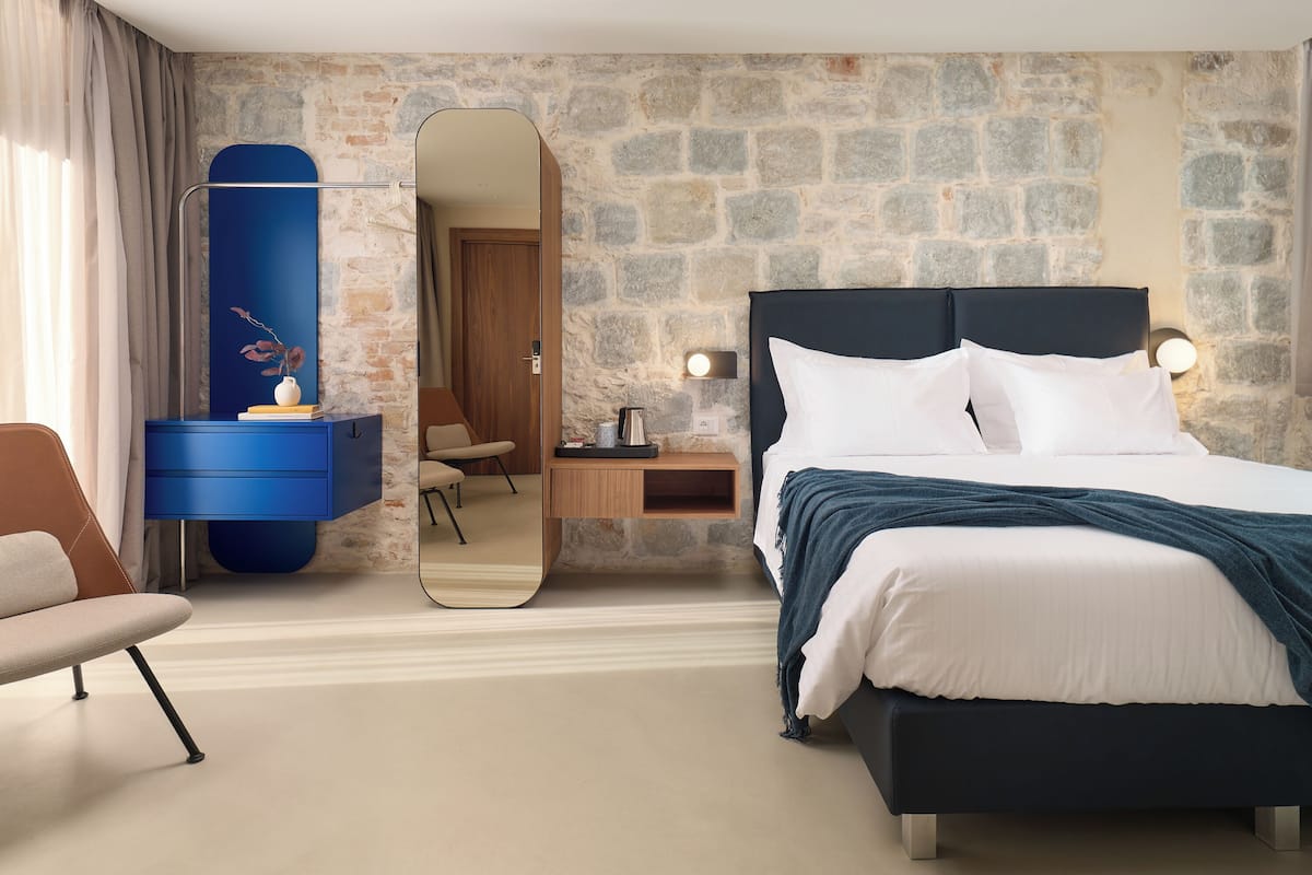 Caja fuerte, tabla de planchar con plancha, wifi gratis y ropa de cama