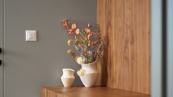 Caja de seguridad en la habitación y tabla de planchar con plancha