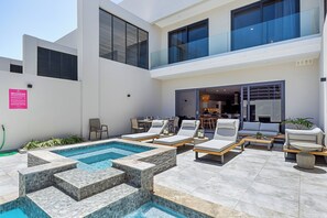 Outdoor dining - Modern Apartment 1 Minute WALK TO BEACH! (Noord)