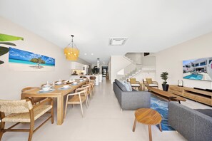 Dining - Modern Apartment 1 Minute WALK TO BEACH! (Noord)