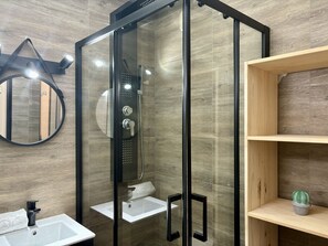 Bruser, hårtørrer, håndklæder