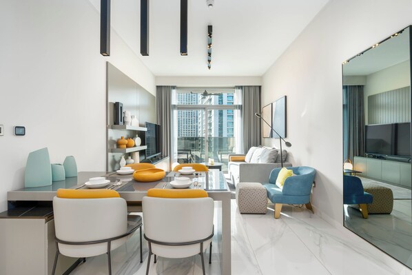 Superior-Apartment, 2 Schlafzimmer, Balkon, Stadtblick | Esszimmer
