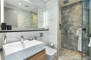 Superior-Apartment, 2 Schlafzimmer, Balkon, Stadtblick | Badezimmer | Dusche, Haartrockner, Handtücher, Seife