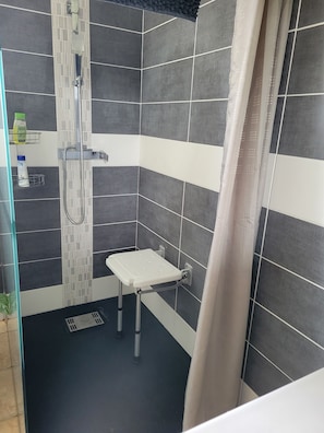 Douche, sĂšche-cheveux, serviettes fournies, savon