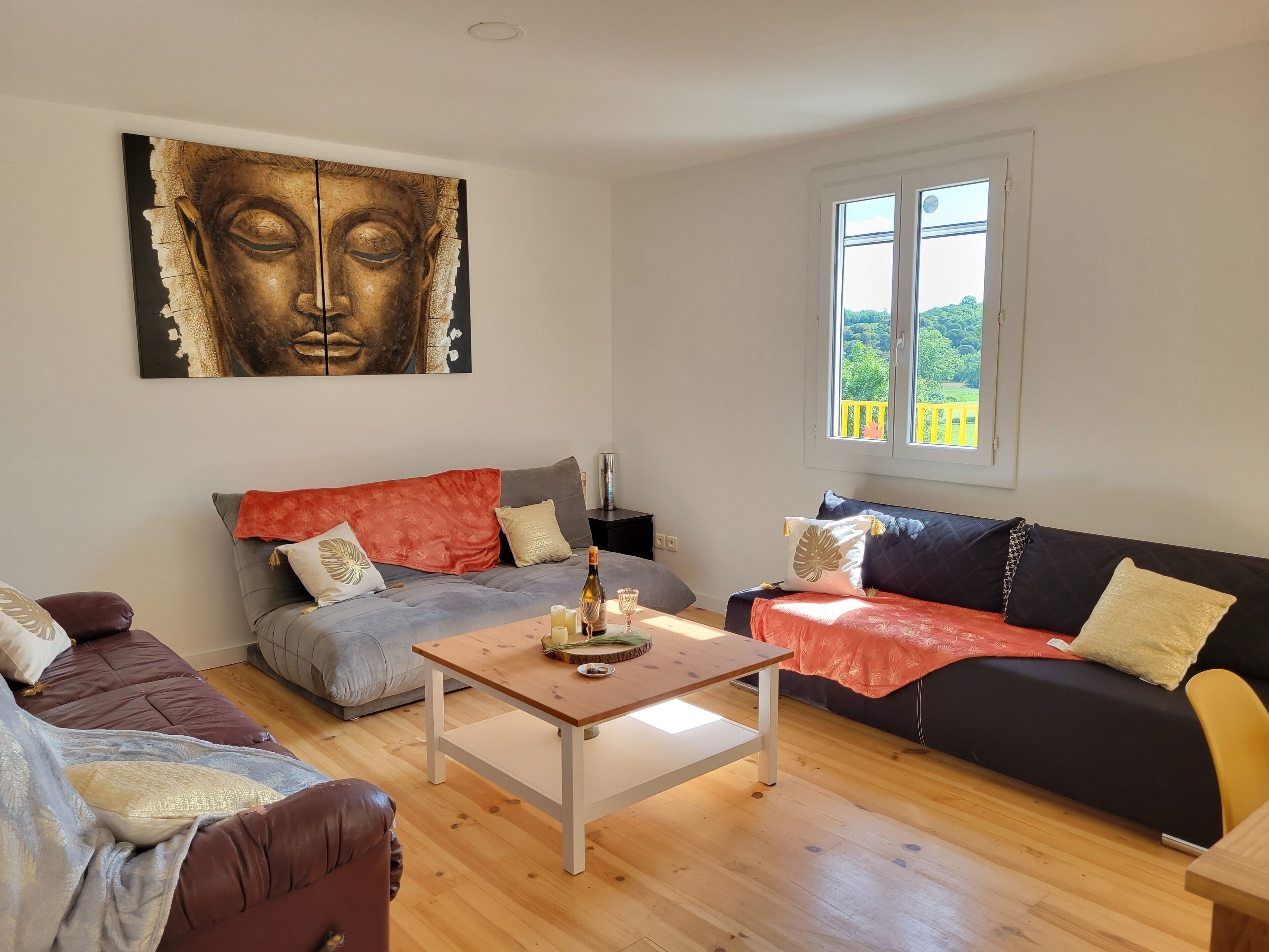 Télévision, jeux vidéo, table de tennis de table, livres