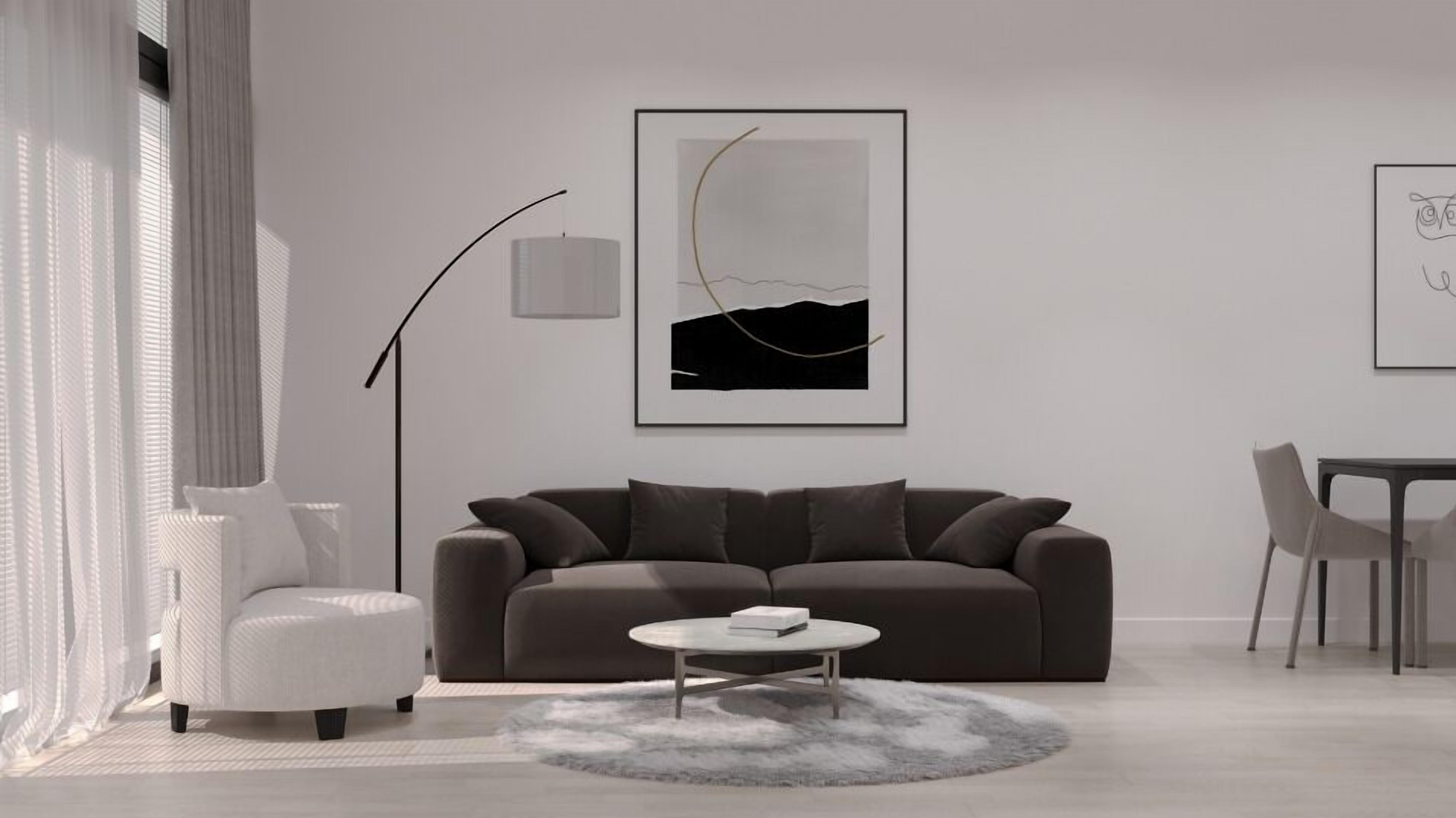 Un soggiorno moderno con un divano marrone scuro, una poltrona bianca, un tavolino rotondo e una lampada da terra. Sulla parete, un'opera d'arte astratta incorniciata e un'area pranzo con tavolo e sedie.