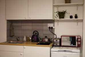 Microwave, stovetop - Zen Den Studio #2 (London)