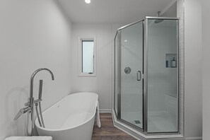Dusche, Haartrockner, HandtĂŒcher, Seife