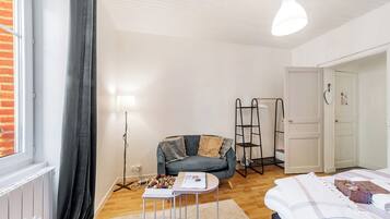 1 slaapkamer, een strijkplank/strijkijzer, wifi, beddengoed