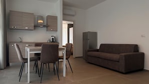 Appartement Deluxe, cuisine, côté jardin | Aire de séjour | Téléviseur à écran plat