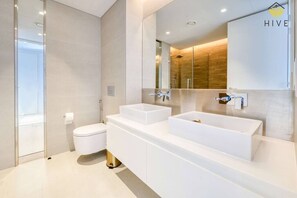 Dusche, Haartrockner, Shampoo