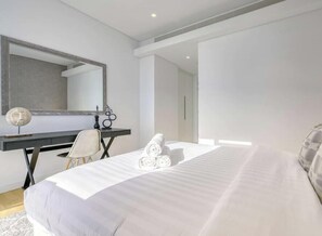 3 slaapkamers, een strijkplank/strijkijzer, gratis wifi, beddengoed