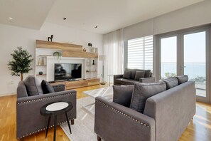 TV - 3 Bedroom With Sea View From Balcony and All Rooms (Dubai)