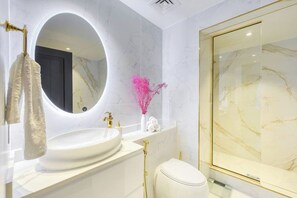 Secadora de cabello, toallas, shampoo 