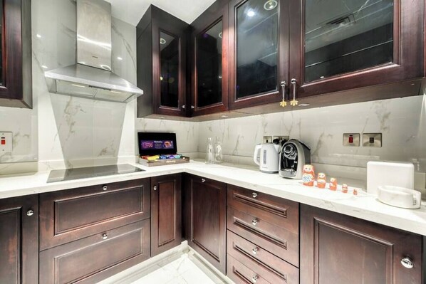 Coffee/tea maker, fridge, microwave, oven