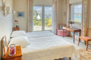 6 chambres, bureau, fer et planche à repasser, lit de bébé portatif