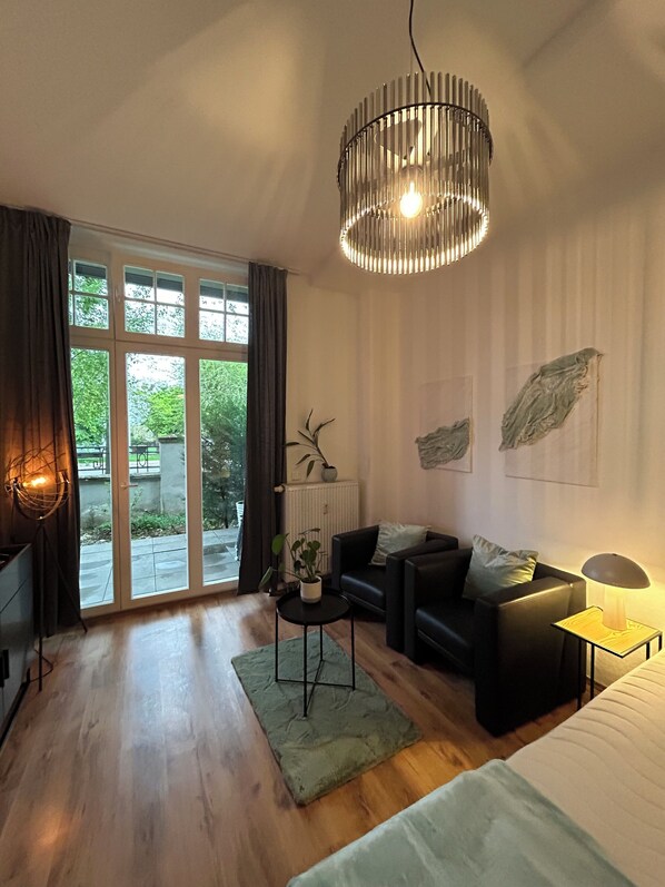 2 bedrooms, desk, iron/ironing board, WiFi
