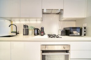 Wasserkocher mit Kaffee-/Teezubehör, Kühlschrank, Mikrowelle, Ofen