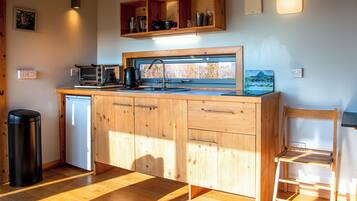 Cabin (Batbox) | Bếp riêng | Bàn ăn