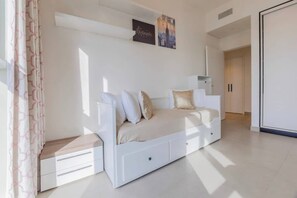 Iron/ironing board, WiFi (free)