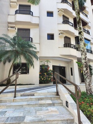 Exterior detail - Riviera, beach service, swimming pool, air conditioning. 100m from the beach, covered parking space (Riviera de São Lourenço Bertioga)