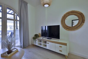 TV - Stylish 1 Bedroom Apartment in JVC (Dubai)
