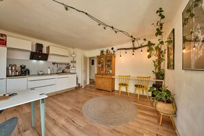 คอมฟอร์ทอพาร์ทเมนท์, ปลอดบุหรี่, วิวภูเขา | ครัวส่วนตัว | ตู้เย็นขนาดใหญ่, เตาอบ, เตาประกอบอาหาร, เครื่องล้างจาน